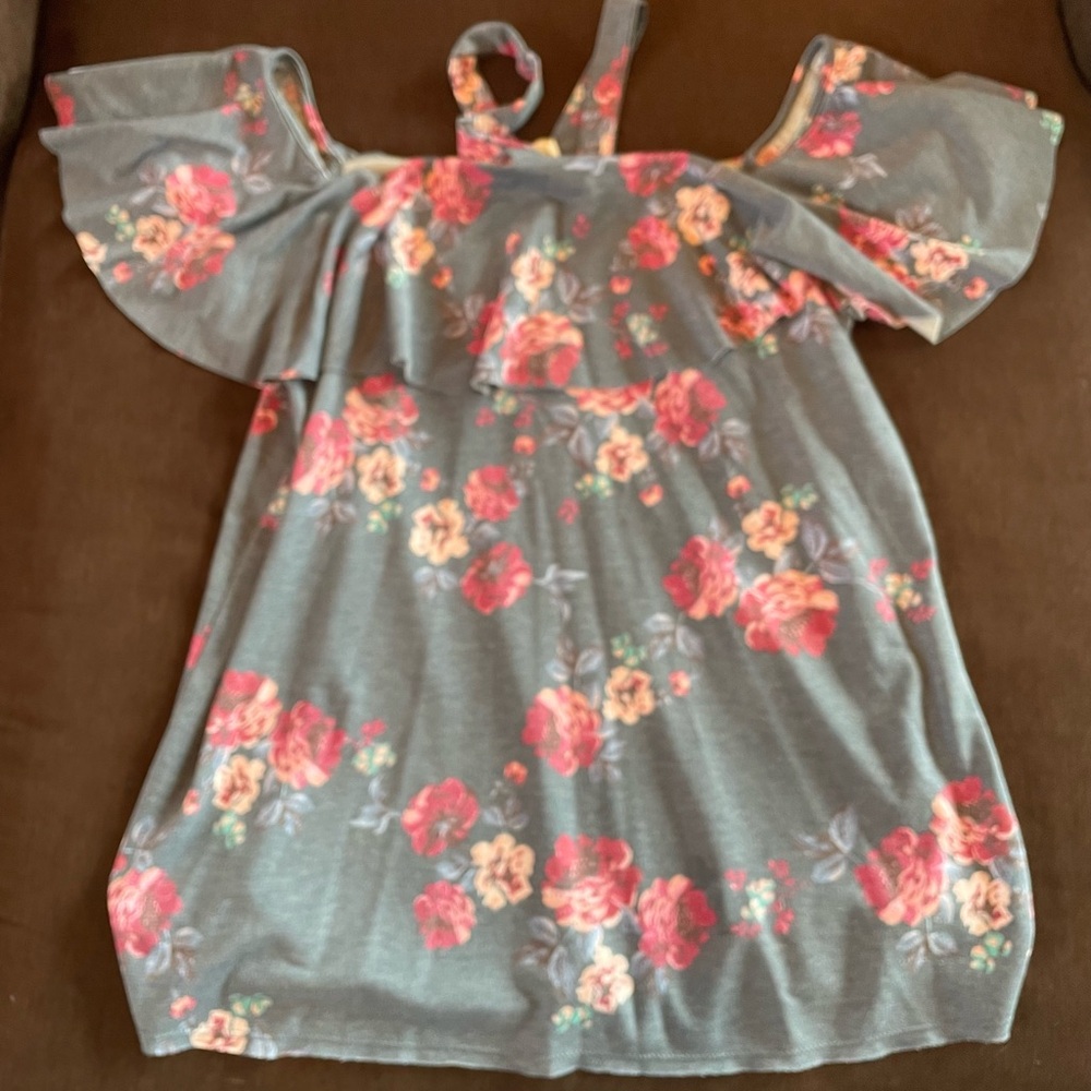 1.4.3. Story by Line Up Gray and Pink Flowery Top